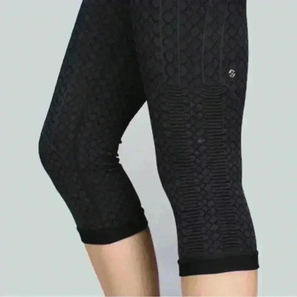 Lululemon In The Flow Crop II - Deep Coal size 6 like new - Picture 2 of 8